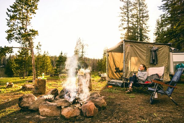 Quelles sont les étapes pour camper en toute sécurité dans des zones peuplées d'animaux sauvages ?