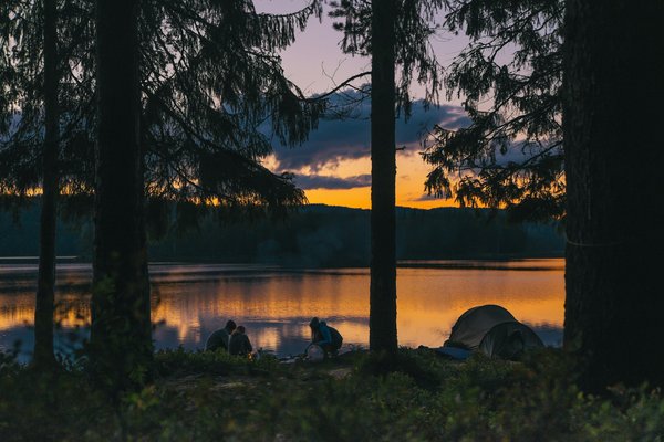 Comment établir un système de communication efficace en camping dans des zones sans réseau cellulaire ?